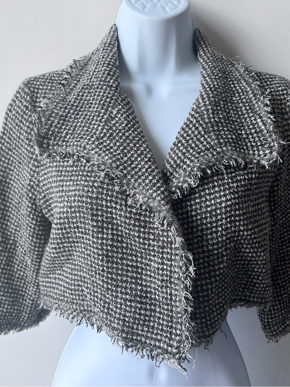 Teri Jon Black & White Houndstooth Cropped Frayed Sweater Jacket
